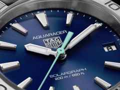 TAG Heuer Aquaracer Professional 200 Solargraph Quarz Edelstahl 34mm blaues Zifferblatt Metallband – Damenuhren Uhr mit Datum aus Edelstahl. Das Gehäuse ist rund und silber. Das Edelstahlarmband ist silber. Das Zifferblatt ist ein Index in blau. – Ansicht 5