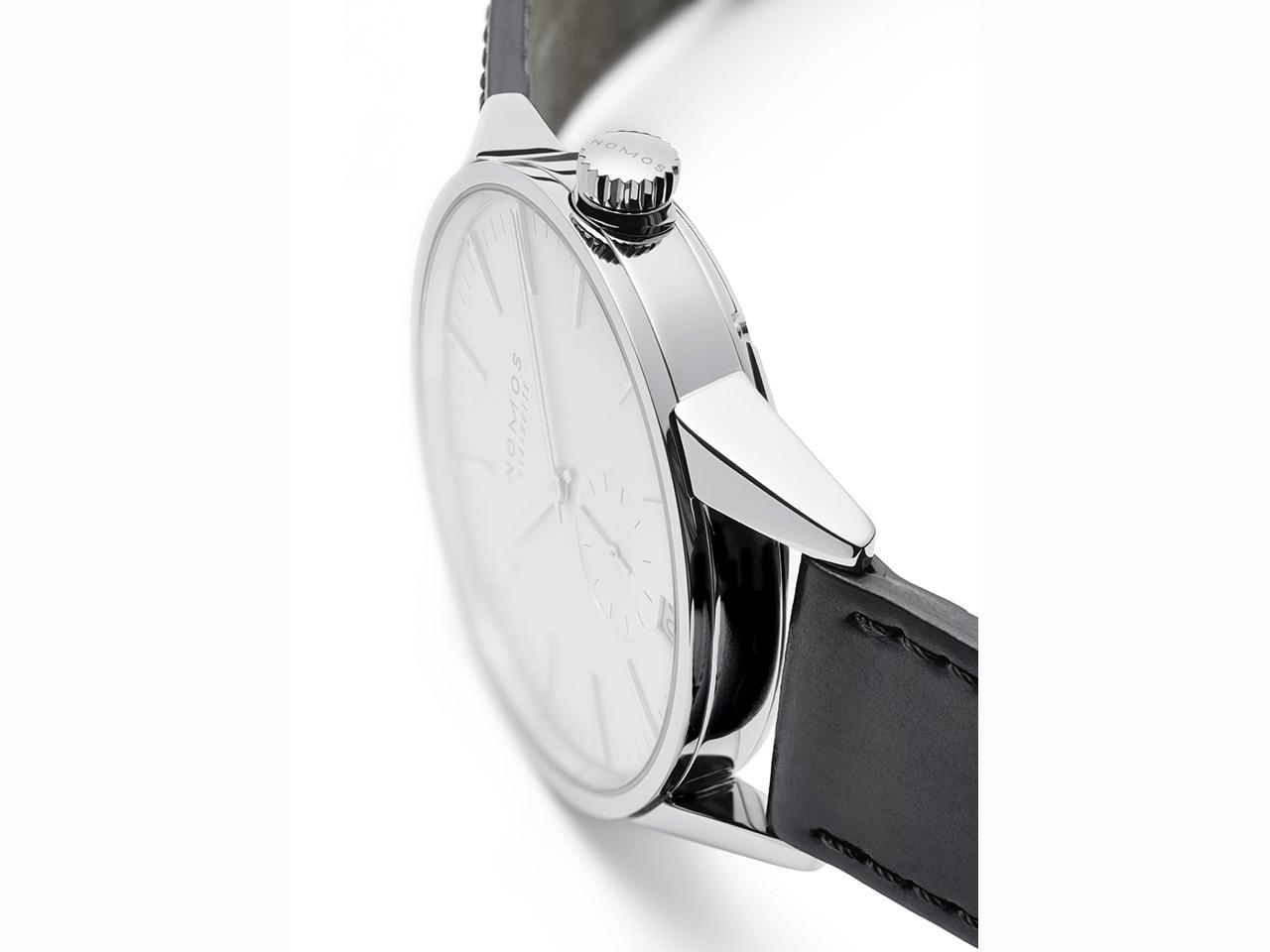 Nomos Glashütte Zürich Datum Automatik Edelstahl 40mm weißes Zifferblatt schwarzes Lederband – Herrenuhren Uhr mit Datum aus Edelstahl und Leder. Das Gehäuse ist rund und silber. Das Lederarmband ist schwarz. Das Zifferblatt ist ein Index in silber. – Ansicht 3