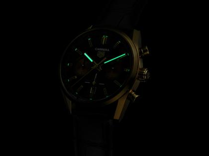 TAG Heuer Carrera Chronograph Automatik Gelbgold 42mm schwarzes Zifferblatt schwarzes Lederband – Herrenuhren Chronograph aus 750 Gelbgold und Leder. Das Gehäuse ist rund und gelbgold. Das Lederarmband Kroko / Alligator ist schwarz. Das Zifferblatt ist ein Index in schwarz. – Ansicht 6