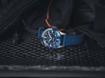 Hamilton Khaki Navy x Syroco Special Edition Automatik Edelstahl 40mm blaues Zifferblatt blaues Kautschukband – Herrenuhren Uhr mit Datum aus Edelstahl und Kautschuk. Das Gehäuse ist rund und silber. Das Kautschuk / Kunststoff / Silikon Armband ist blau. Das Zifferblatt ist ein Index in blau. – Ansicht 4