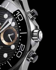 Omega Seamaster Diver 300M Chronograph Automatik Edelstahl 44mm 007 First Light schwarzes Zifferblatt – Herrenuhren Chronograph aus Edelstahl und Keramik. Das Gehäuse ist rund und silber. Das Textilarmband ist grau. Das Zifferblatt ist ein Index in schwarz. – Ansicht 4