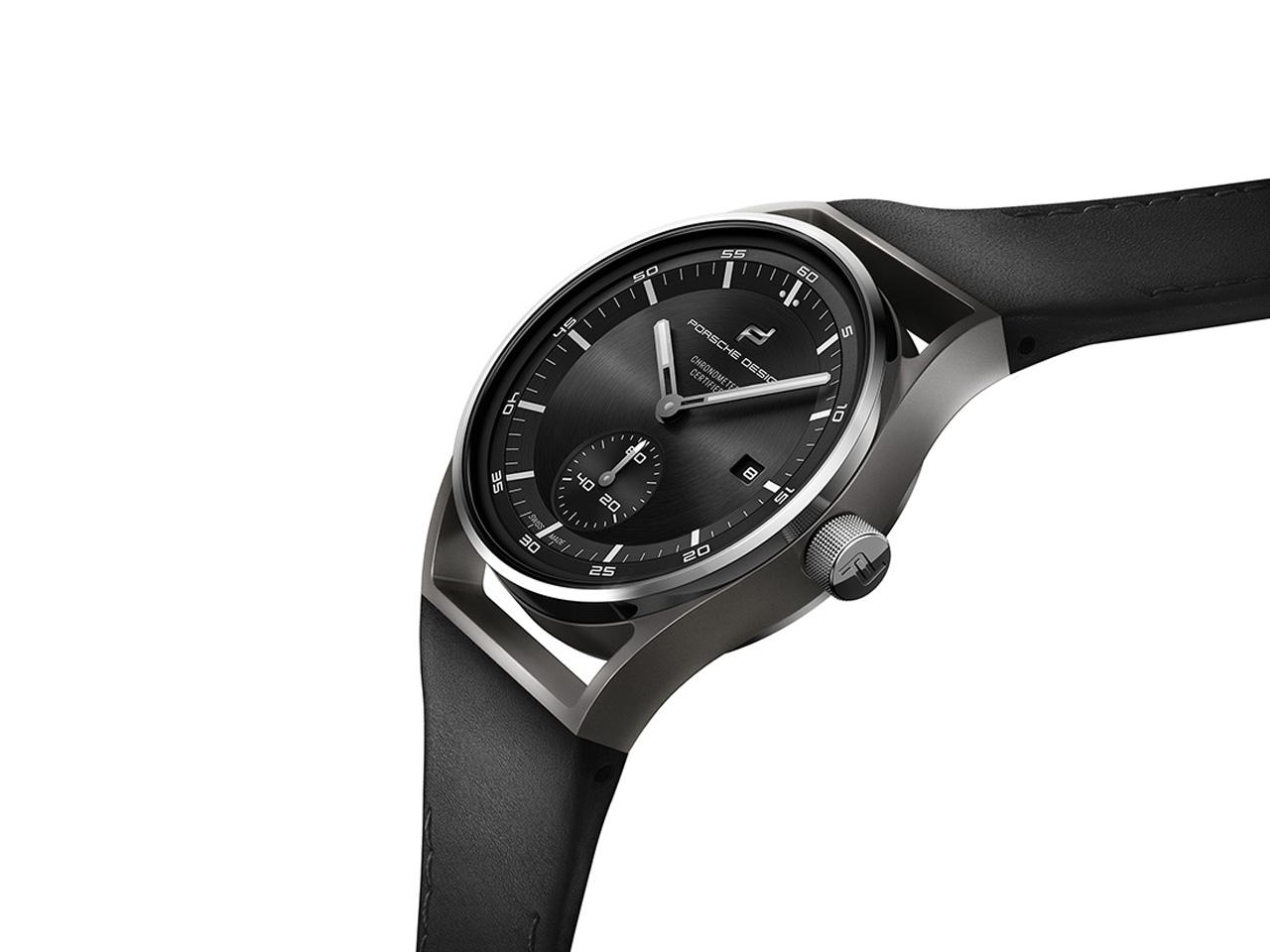 Porsche Design Sport Chrono Subsecond 39 Titan schwarzes Lederband – Herrenuhren Uhr mit Datum aus Leder und Titan. Das Gehäuse ist rund und silber. Das Lederarmband ist schwarz. Das Zifferblatt ist ein Index in schwarz. – Ansicht 2