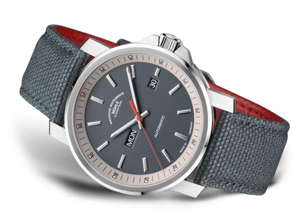 Mühle Glashütte 29er Tag/Datum Automatik Edelstahl 42,4mm titangraues Zifferblatt graues Canvasband – Herrenuhren Uhr mit Datum aus Edelstahl und Leder. Das Gehäuse ist rund und silber. Das Textilarmband ist grau. Das Zifferblatt ist ein Index in schwarz. – Ansicht 2