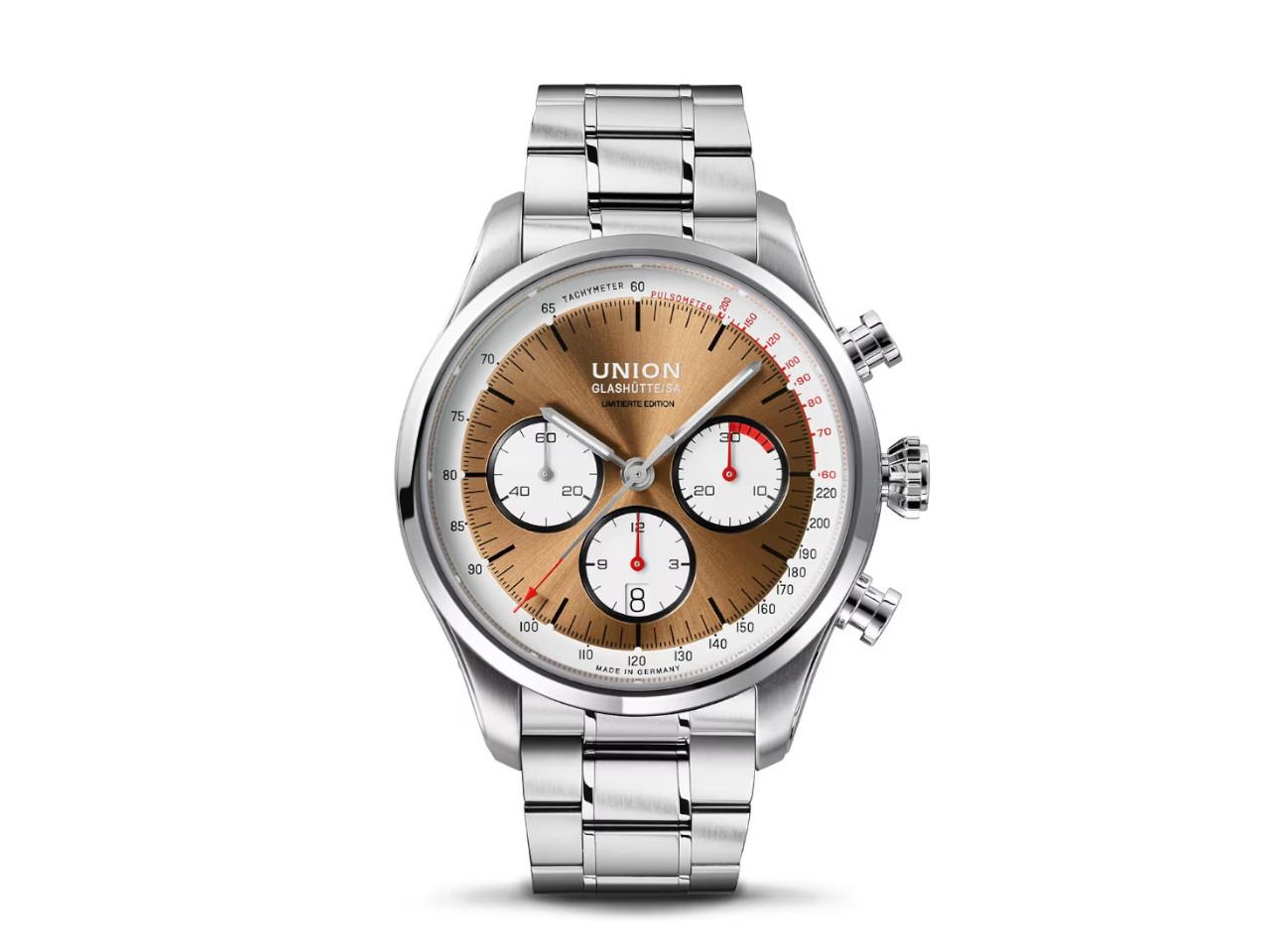 Union Glashütte Belisar Chronograph Silvretta Classic 2024 Limitierte Edition Automatik Edelstahl 44mm bronzefarbenes Zifferblatt schwarzes Lederband und Edelstahlband – Herrenuhren Chronograph aus Edelstahl und Leder. Das Gehäuse ist rund und silber. Das Lederarmband ist schwarz. Das Zifferblatt ist arabisch Index und braun. – Ansicht 2