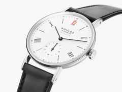 Nomos Glashütte Ludwig 36 Neomatik "Ärzte ohne Grenzen" Limited Edition Automatik Edelstahl 36mm weißes Zifferblatt schwarzes Lederband – Damenuhren Uhr ohne Datum aus Edelstahl. Das Gehäuse ist rund und silber. Das Lederarmband ist schwarz. Das Zifferblatt ist römisch Index und weiß. – Ansicht 2