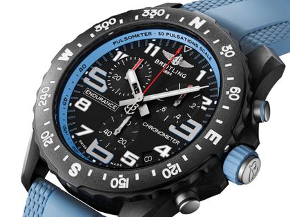 Breitling Endurance Pro 44 Chronograph Quarz Breitlight schwarzes Zifferblatt blaues Kautschukband – Herrenuhren Chronograph aus Kautschuk und Sonstiges. Das Gehäuse ist rund und schwarz. Das Kautschuk / Kunststoff / Silikon Armband ist blau. Das Zifferblatt ist arabisch Index und schwarz. – Ansicht 4