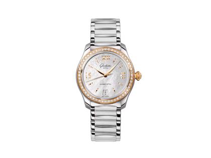 Glashütte Original Lady Serenade Automatik Edelstahl 36mm Perlmutt-Zifferblatt mit Brillanten Metallband – Damenuhren Uhr mit Datum aus 750 Rotgold und Edelstahl. Das Gehäuse ist rund und silber. Das Edelstahlarmband ist silber. Das Zifferblatt ist römisch Index und weiß.