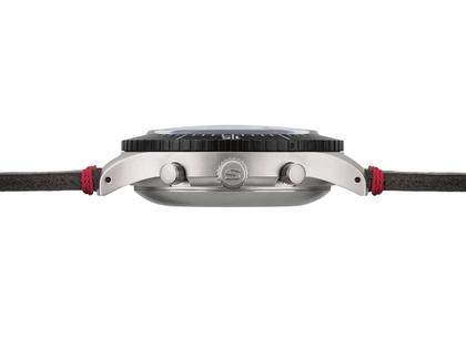 Sinn Spezialuhren 156.1 Fliegerchronograph Automatik Edelstahl 43mm schwarzes Zifferblatt schwarzes Lederband – Herrenuhren Chronograph aus Edelstahl. Das Gehäuse ist rund und silber. Das Lederarmband ist schwarz. Das Zifferblatt ist arabisch und schwarz. – Ansicht 3