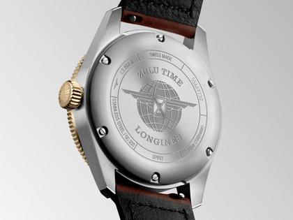 Longines Spirit Zulu Time Automatik Edelstahl 39mm Gelbgold-Lünette graues Zifferblatt braunes Lederband – Herrenuhren Uhr mit Datum aus 750 Gelbgold, Edelstahl, Keramik und Leder. Das Gehäuse ist rund und silber-gelbgold. Das Lederarmband ist braun. Das Zifferblatt ist arabisch Index und grau. – Ansicht 3