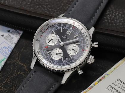 Sinn Spezialuhren 903 St II A Navigationschronograph Automatik Edelstahl 41mm graues Zifferblatt graues Textilband – Herrenuhren Chronograph aus Edelstahl. Das Gehäuse ist rund und silber. Das Textilarmband ist grau. Das Zifferblatt ist arabisch Index und grau. – Ansicht 6