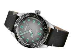 Oris Divers Sixty-Five Automatik Edelstahl 40mm graues Zifferblatt schwarzes Lederband – Herrenuhren Uhr ohne Datum aus Edelstahl und Leder. Das Gehäuse ist rund und silber. Das Lederarmband ist schwarz. Das Zifferblatt ist ein Index in grau. – Ansicht 2