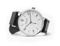 Nomos Glashütte Tangente 38 Handaufzug Edelstahl 38mm weißes Zifferblatt schwarzes Lederband Stahlboden – Herrenuhren Uhr ohne Datum aus Edelstahl und Leder. Das Gehäuse ist rund und silber. Das Lederarmband ist schwarz. Das Zifferblatt ist arabisch Index und weiß. – Ansicht 4