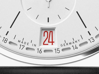 Nomos Glashütte Tangente 2date Handaufzug Edelstahl 38mm weißes Zifferblatt schwarzes Lederband Glasboden – Herrenuhren Uhr mit Datum aus Edelstahl und Leder. Das Gehäuse ist rund und silber. Das Lederarmband ist schwarz. Das Zifferblatt ist arabisch Index und silber. – Ansicht 9