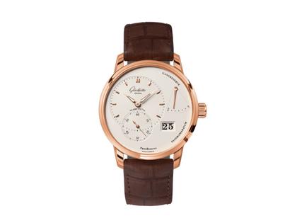 Glashütte Original PanoReserve Handaufzug Rotgold 40mm silbernes Zifferblatt braunes Lederband Dornschließe – Herrenuhren Uhr mit Datum aus 750 Rotgold. Das Gehäuse ist rund und roségold. Das Lederarmband Kroko / Alligator ist braun. Das Zifferblatt ist ein Index in silber.