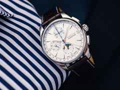 Union Glashütte Belisar Chronograph Mondphase Automatik Edelstahl 42mm weißes Zifferblatt braunes Lederband – Herrenuhren Chronograph aus Edelstahl. Das Gehäuse ist rund und silber. Das Lederarmband ist braun. Das Zifferblatt ist arabisch Index und weiß. – Ansicht 6