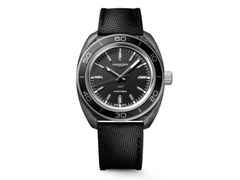 Longines Ultra-Chron Carbon Automatik Titan 43mm schwarzes Zifferblatt schwarzes Synthetikband – Herrenuhren Uhr ohne Datum aus Carbon und Titan. Das Gehäuse ist rund und anthrazit. Das Textilarmband ist schwarz. Das Zifferblatt ist ein Index in schwarz.
