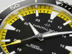 Hamilton Khaki Navy Scuba Auto Edelstahl 40mm schwarzes Zifferblatt gelbes Kautschukband – Herrenuhren Uhr mit Datum aus Edelstahl und Kautschuk. Das Gehäuse ist rund und silber. Das Kautschuk / Kunststoff / Silikon Armband ist gelb. Das Zifferblatt ist arabisch Index und schwarz. – Ansicht 4