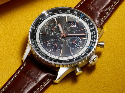 Breitling Navitimer B19 Chronograph 43 Perpetual Calendar Automatik Edelstahl graues Zifferblatt braunes Lederband – Herrenuhren Chronograph aus 950 Platin, Edelstahl und Leder. Das Gehäuse ist rund und silber. Das Lederarmband Kroko / Alligator ist braun. Das Zifferblatt ist ein Index in grau. – Ansicht 3