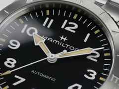 Hamilton Khaki Field Expedition Automatik Edelstahl 41mm schwarzes Zifferblatt Metallband – Herrenuhren Uhr ohne Datum aus Edelstahl. Das Gehäuse ist rund und silber. Das Edelstahlarmband ist silber. Das Zifferblatt ist arabisch und schwarz. – Ansicht 4