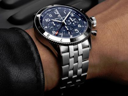 Breitling Super AVI B04 Chronograph GMT 46 Tribute to Vought F4U Corsair Automatik Edelstahl blaues Zifferblatt Metallband – Herrenuhren Chronograph aus Edelstahl. Das Gehäuse ist rund und silber. Das Edelstahlarmband ist silber. Das Zifferblatt ist arabisch und blau. – Ansicht 5