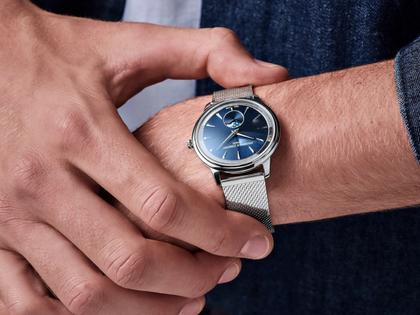 Frederique Constant Classics Moneta Moonphase Quarz Edelstahl 37mm blaues Zifferblatt Metallband – Herrenuhren Uhr ohne Datum aus Edelstahl und Leder. Das Gehäuse ist rund und silber. Das Edelstahlarmband ist silber. Das Zifferblatt ist ein Index in blau. – Ansicht 7