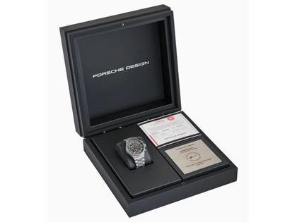 Porsche Design Chronograph 1 - 1975 Limited Edition – Herrenuhren Chronograph aus Titan. Das Gehäuse ist rund und silber. Das Textilarmband ist weiß. Das Zifferblatt ist ein Index in schwarz. – Ansicht 7