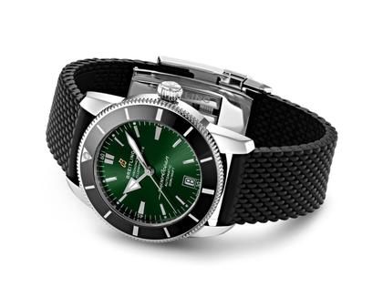 Breitling Superocean Heritage B20 Automatic 42 Edelstahl grünes Zifferblatt schwarzes Kautschukband – Herrenuhren Uhr mit Datum aus Edelstahl. Das Gehäuse ist rund und silber. Das Kautschuk / Kunststoff / Silikon Armband ist schwarz. Das Zifferblatt ist ein Index in grün. – Ansicht 2
