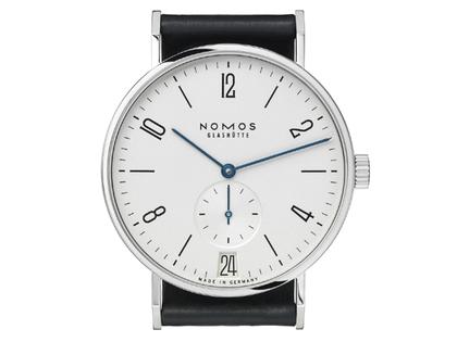 Nomos Glashütte Tangente 38 Datum Handaufzug Edelstahl 38mm weißes Zifferblatt schwarzes Lederband Glasboden – Herrenuhren Uhr mit Datum aus Edelstahl und Leder. Das Gehäuse ist rund und silber. Das Lederarmband ist schwarz. Das Zifferblatt ist arabisch Index und silber. – Ansicht 2