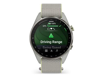 Garmin Approach S72 Titan Grau-DLC 47mm digitales Display graues Textilband – Herrenuhren Uhr Multifunktion aus Keramik und Kunststoff. Das Gehäuse ist rund und grau. Das Textilarmband ist grau. Das Zifferblatt ist digital und schwarz.