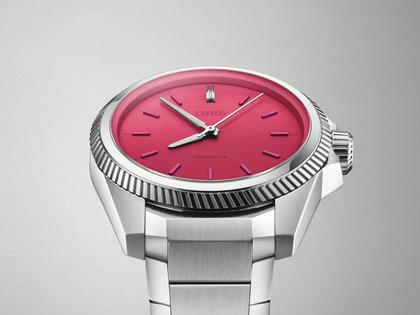 Oris Pro Pilot X Miss Piggy Edition Automatik Edelstahl 34mm pinkes Zifferblatt Metallband – Damenuhren Uhr ohne Datum aus Edelstahl. Das Gehäuse ist rund und silber. Das Edelstahlarmband ist silber. Das Zifferblatt ist ein Index in pink. – Ansicht 4