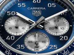 TAG Heuer Carrera Chronograph Sport Automatik Edelstahl 42mm blaues Zifferblatt Metallband – Herrenuhren Chronograph aus Edelstahl und Keramik. Das Gehäuse ist rund und silber. Das Edelstahlarmband ist silber. Das Zifferblatt ist arabisch Index und blau. – Ansicht 5