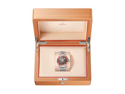 Omega Seamaster Planet Ocean 6000M Ultra Deep Automatik Edelstahl 45,5mm oranges Zifferblatt Metallband – Herrenuhren Uhr ohne Datum aus Edelstahl, Keramik und Titan. Das Gehäuse ist rund und silber. Das Edelstahlarmband ist silber. Das Zifferblatt ist arabisch Index und grau. – Ansicht 6