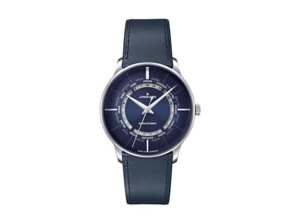 Junghans Meister Worldtimer Automatik Edelstahl 40mm blaues Zifferblatt blaues Lederband – Herrenuhren Uhr ohne Datum aus Edelstahl und Leder. Das Gehäuse ist rund und silber. Das Lederarmband ist blau. Das Zifferblatt ist ein Index in blau.