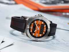 Breitling Aerospace B70 Orbiter Quarz Titan 43mm orangenes Zifferblatt schwarzes Kautschukband – Herrenuhren Uhr Multifunktion aus Kautschuk und Titan. Das Gehäuse ist rund und grau. Das Kautschuk / Kunststoff / Silikon Armband ist schwarz. Das Zifferblatt ist arabisch und orange. – Ansicht 3