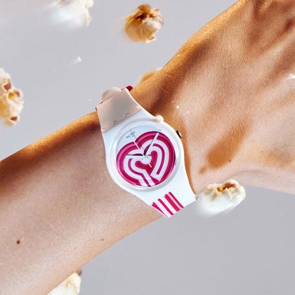 Swatch GW214 BEATPINK Valentinstag Edition – Damenuhren Uhr ohne Datum aus Kunststoff. Das Gehäuse ist rund und weiß. Das Kautschuk / Kunststoff / Silikon Armband ist weiß. Das Zifferblatt ist ohne Zeichen und weiß. – Ansicht 2