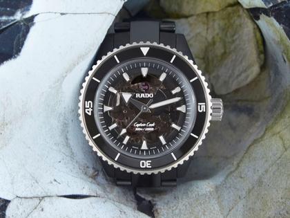 Rado Captain Cook  Keramik schwarz Keramikband – Herrenuhren Uhr ohne Datum aus Keramik. Das Gehäuse ist rund und schwarz. Das Keramikarmband ist schwarz. Das Zifferblatt ist ein Index in schwarz. – Ansicht 7
