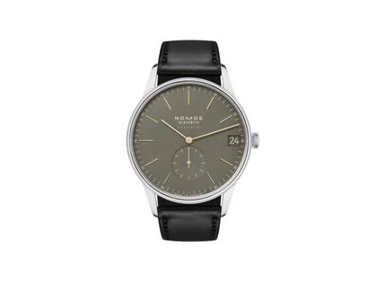 Nomos Glashütte Orion neomatik 41 Datum Olivgold Automatik Edelstahl graues Zifferblatt schwarzes Lederband Glasboden – Herrenuhren Uhr mit Datum aus Edelstahl. Das Gehäuse ist rund und silber. Das Lederarmband ist schwarz. Das Zifferblatt ist ein Index in grün.