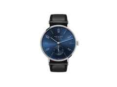 Nomos Glashütte Tangente 39 neomatik Blaugold Automatik Edelstahl 39mm blaues Zifferblatt schwarzes Lederband Stahlboden – Herrenuhren Uhr ohne Datum aus Edelstahl. Das Gehäuse ist rund und silber. Das Lederarmband ist schwarz. Das Zifferblatt ist arabisch Index und blau.