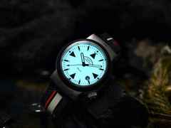 Mühle Glashütte S.A.R. Rescue-Timer LUMEN Automatik 42mm beiges Zifferblatt schwarzes Canvasband – Herrenuhren Uhr mit Datum aus Edelstahl und Kautschuk. Das Gehäuse ist rund und silber. Das Textilarmband ist schwarz. Das Zifferblatt ist ein Index in beige. – Ansicht 4