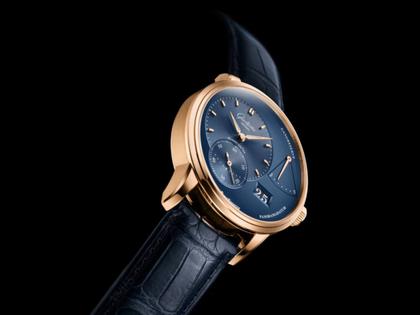 Glashütte Original PanoReserve Handaufzug Rotgold 40mm blaues Zifferblatt blaues Lederband – Herrenuhren Uhr mit Datum aus 750 Rotgold. Das Gehäuse ist rund und roségold. Das Lederarmband Kroko / Alligator ist blau. Das Zifferblatt ist ein Index in blau. – Ansicht 3