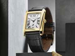 Frederique Constant Classics Carree Small Seconds Quarz Edelstahl Gelbgold-PVD 36x25mm weißes Zifferblatt schwarzes Lederband – Damenuhren Uhr mit Datum aus Edelstahl, Leder und PVD beschichtet. Das Gehäuse ist rechteckig und gelbgold. Das Lederarmband Kroko / Alligator ist schwarz. Das Zifferblatt ist römisch und weiß. – Ansicht 4
