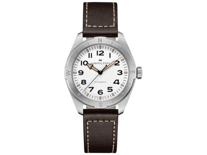 Herrenuhren Uhr ohne Datum aus Edelstahl und Leder. Das Gehäuse ist rund und silber. Das Edelstahlarmband ist braun. Das Zifferblatt ist arabisch und weiß.