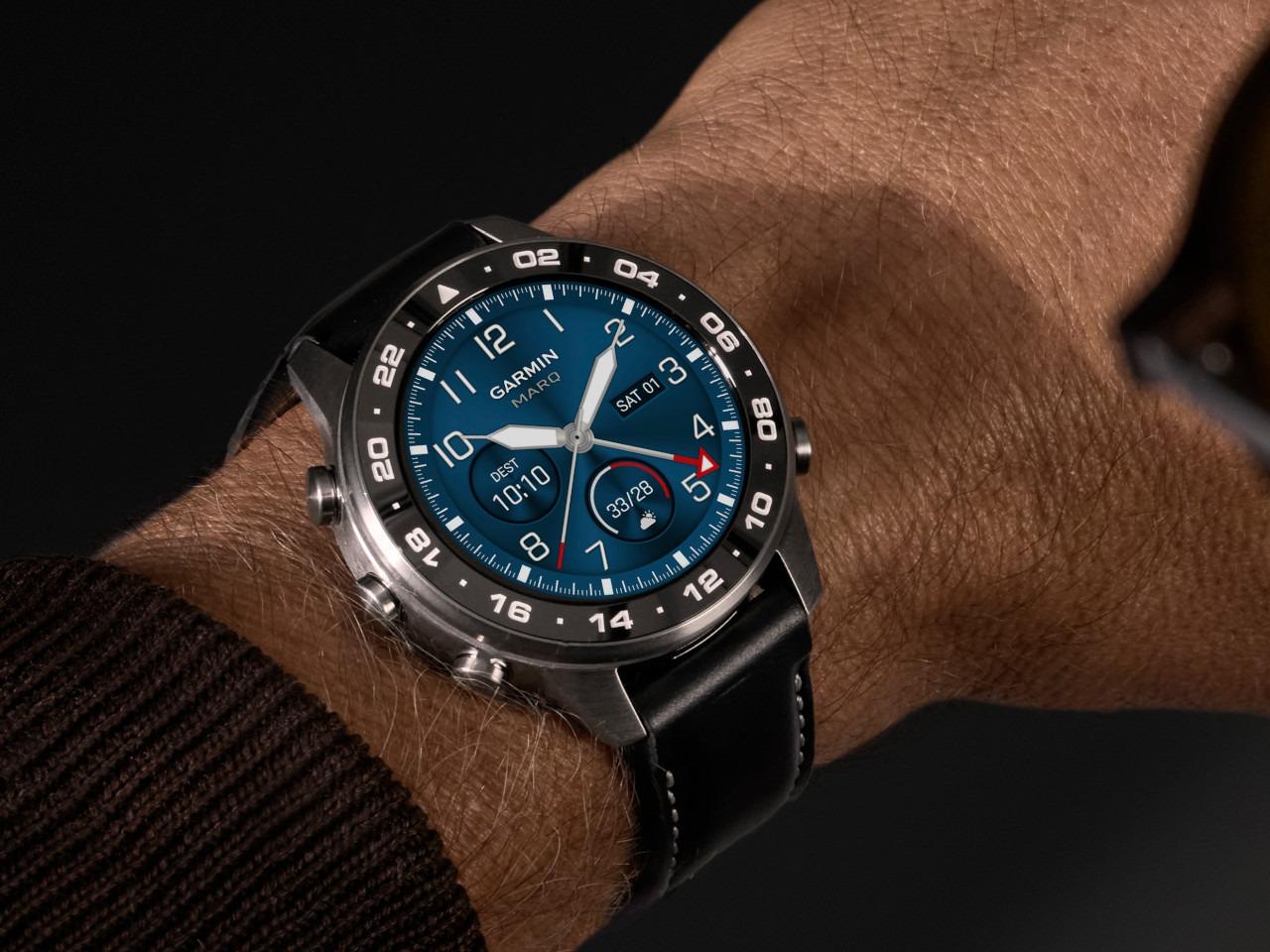Garmin MARQ Aviator Gen 3 Titan 47mm digitales Display schwarzes Lederband – Herrenuhren Uhr Multifunktion aus Keramik, Leder und Titan. Das Gehäuse ist rund und grau. Das Lederarmband ist schwarz. Der Zifferblatt ist digital. – Ansicht 8