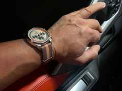 Union Glashütte Belisar Chronograph Silvretta Classic 2025 Limitierte Edition Automatik Edelstahl 44mm beiges Zifferblatt Metallband und graues Lederband – Herrenuhren Chronograph aus Edelstahl und Leder. Das Gehäuse ist rund und silber. Das Lederarmband ist grau. Das Zifferblatt ist arabisch Index und beige. – Ansicht 11