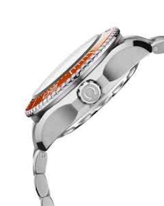 Omega Seamaster Planet Ocean 6000M Ultra Deep Automatik Edelstahl 45,5mm oranges Zifferblatt Metallband – Herrenuhren Uhr ohne Datum aus Edelstahl, Keramik und Titan. Das Gehäuse ist rund und silber. Das Edelstahlarmband ist silber. Das Zifferblatt ist arabisch Index und grau. – Ansicht 3