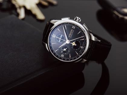 Union Glashütte Belisar Chronograph Mondphase Automatik Edelstahl 42mm schwarzes Zifferblatt schwarzes Lederband – Herrenuhren Chronograph aus Edelstahl. Das Gehäuse ist rund und silber. Das Lederarmband ist schwarz. Das Zifferblatt ist arabisch Index und schwarz. – Ansicht 4