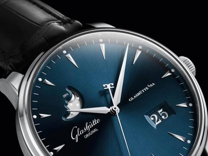 Glashütte Original Senator Excellence Panoramadatum Mondphase Automatik Edelstahl 42mm blaues Zifferblatt schwarzes Lederband – Herrenuhren Uhr mit Datum aus Edelstahl. Das Gehäuse ist rund und silber. Das Lederarmband Kroko / Alligator ist schwarz. Das Zifferblatt ist ein Index in blau. – Ansicht 3