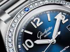 Glashütte Original SeaQ Automatik Edelstahl 40mm blaues Zifferblatt mit Brillanten Metallband – Damenuhren Uhr mit Datum aus Edelstahl und Keramik. Das Gehäuse ist rund und silber. Das Edelstahlarmband ist silber. Das Zifferblatt ist arabisch Index und blau. – Ansicht 2