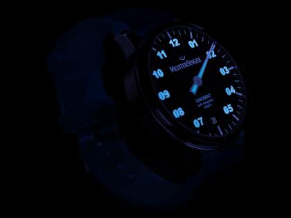 MeisterSinger Unomat Automatik Edelstahl 43mm schwarzes Zifferblatt blaues Kautschukband limitiert – Herrenuhren Uhr mit Datum aus DLC beschichtet, Edelstahl und Kautschuk. Das Gehäuse ist rund und schwarz. Das Kautschuk / Kunststoff / Silikon Armband ist blau. Das Zifferblatt ist arabisch Index und schwarz. – Ansicht 3