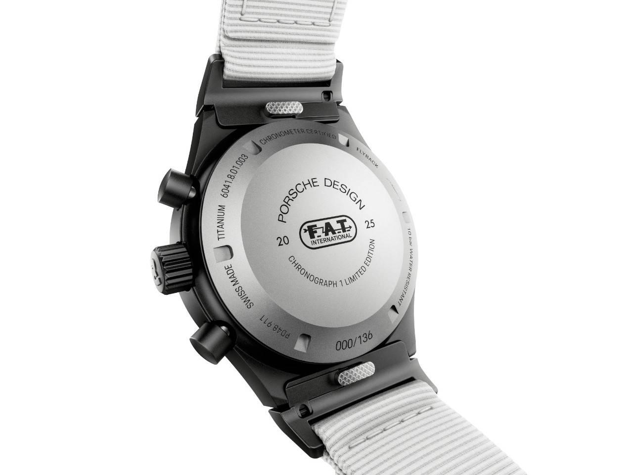 Porsche Design Chronograph 1 - F.A.T. 2025 Edition – Herrenuhren Chronograph aus Titan und Titancarbid beschichtet. Das Gehäuse ist rund und schwarz. Das Titanarmband ist schwarz. Das Zifferblatt ist ein Index in weiß. – Ansicht 4